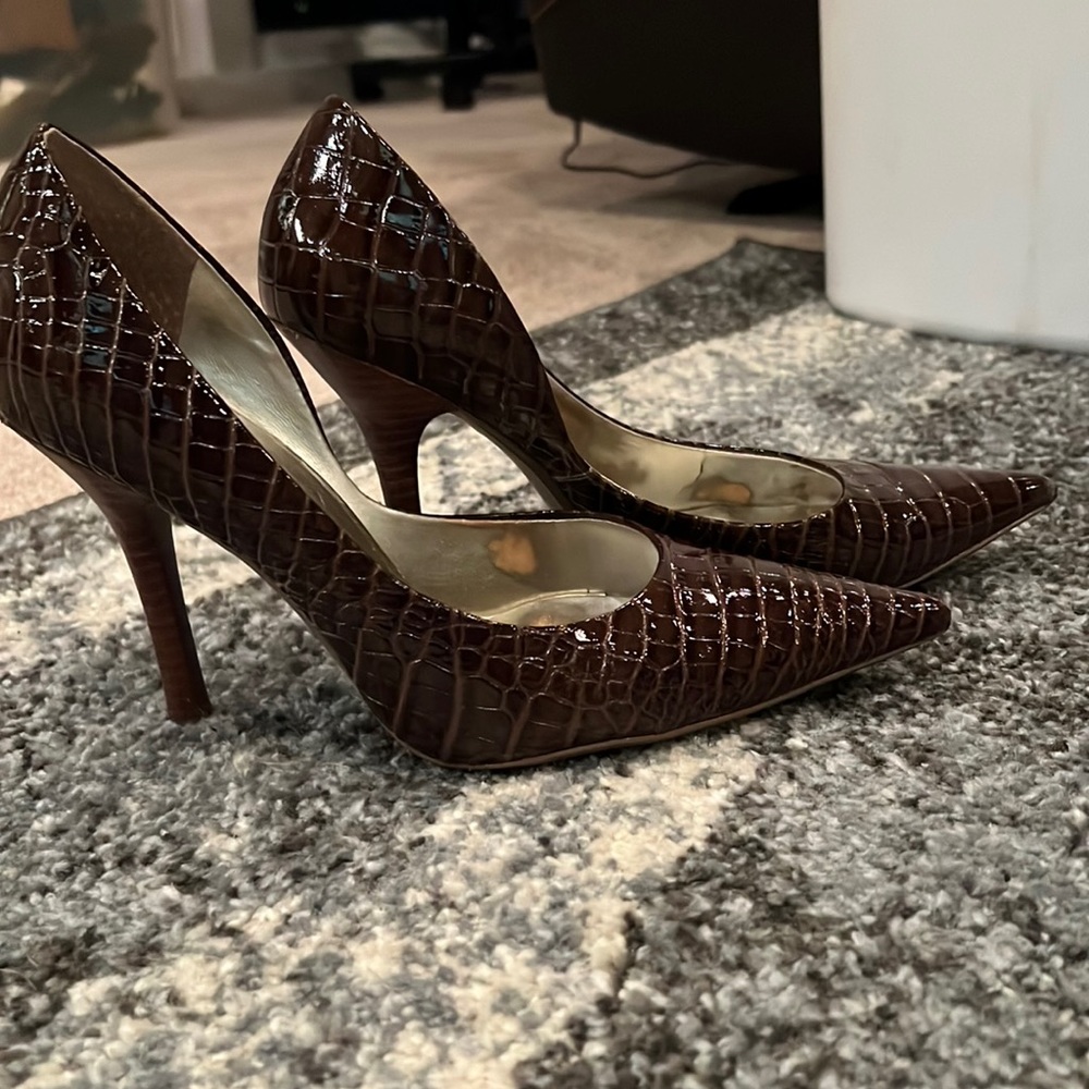 Guess 4” brown crocodile style patent leather high heel shoes